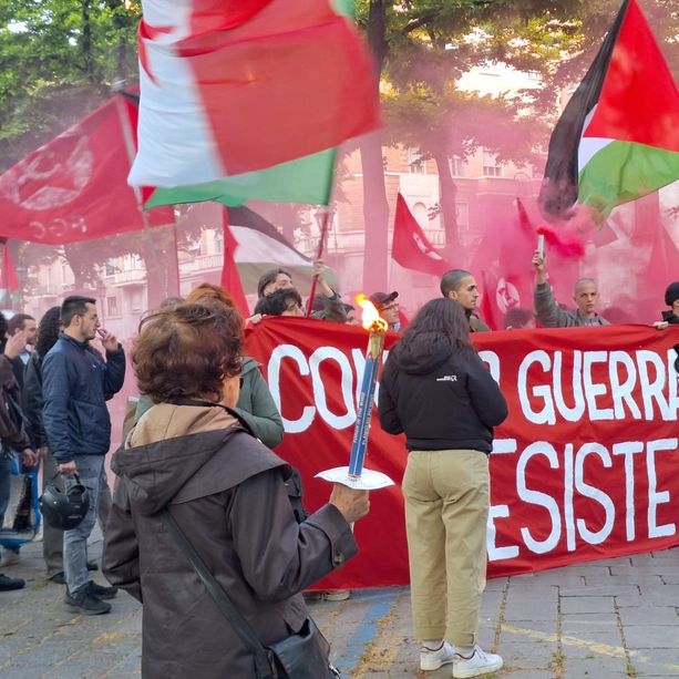 Scontri alla fiaccolata per il 25 aprile, gli antagonisti respingono le bandiere di Ucraina e Nato: &quot;schiaffi e spinte&quot;