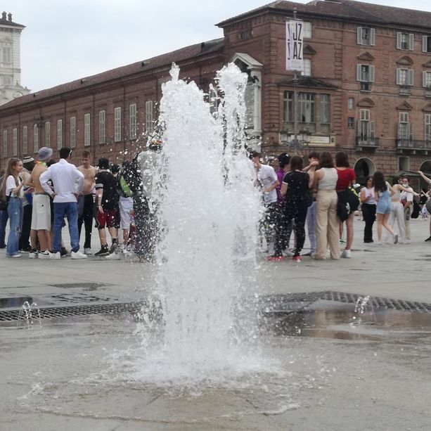Campanella di fine anno: Torino celebra di nuovo il &quot;rito delle fontane&quot; in piazza Castello [FOTO]