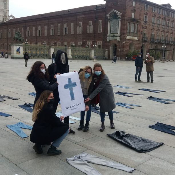 Jeans contro la cultura dello stupro: anche Andrea Villa in piazza con le ragazze (FOTO)
