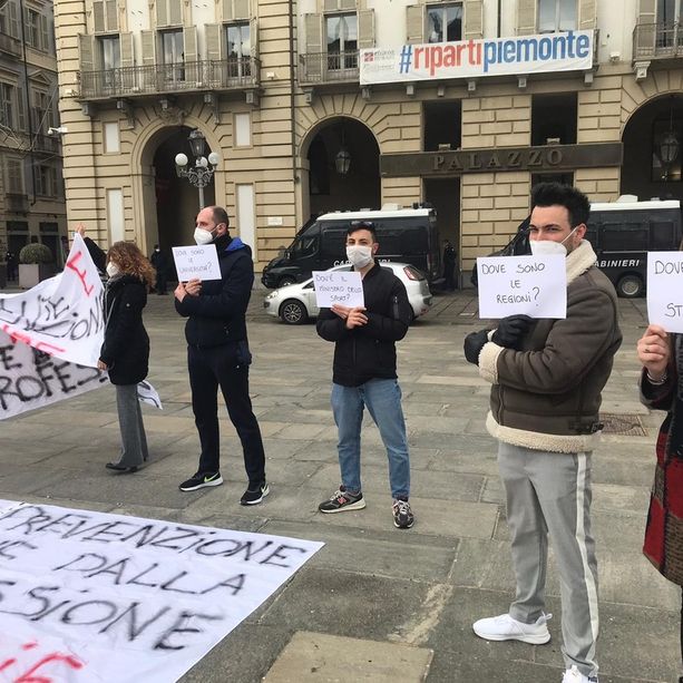 Flash mob in piazza Castello per difendere l'attività sportiva: &quot;Riaprite le palestre e dateci i ristori&quot; [FOTO]