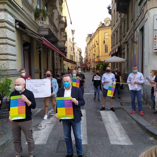 Esercenti in piazza per sensibilizzare il &quot;popolo della movida&quot;: &quot;Per mantenere le libertà serve responsabilità&quot; (FOTO e VIDEO)