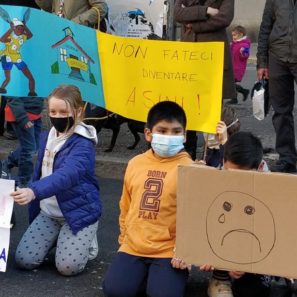 In corso Marconi i bambini celebrano il funerale del diritto allo studio [VIDEO]