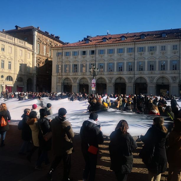 L'artista Jr fa incontrare i bimbi profughi in piazza San Carlo con un flash mob di 500 persone [FOTO e VIDEO]