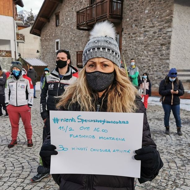 Bardonecchia, il parroco fa suonare le campane e il paese si ferma mezz'ora: è il flashmob della montagna contro lo stop allo sci [FOTO e VIDEO]