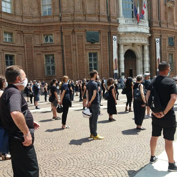 Luciana Littizzetto in piazza con cinema e tv: &quot;È il nostro grido silenzioso&quot; [FOTO e VIDEO]