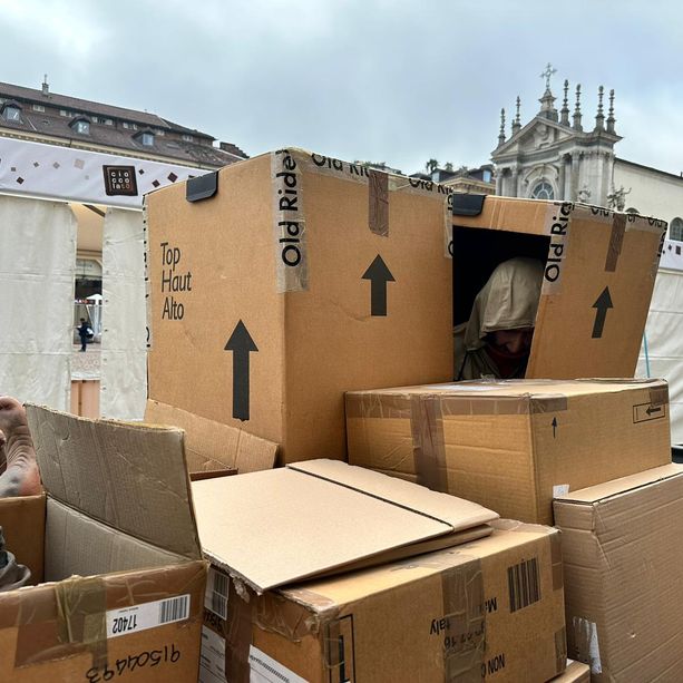 Clochard nelle scatole, in piazza San Carlo il condominio della disperazione: l’opera shock nel salotto di Torino [FOTO e VIDEO]