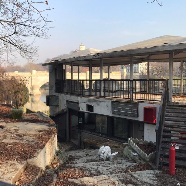 Fluido, l’incendio non ferma l’illegalità: dopo le fiamme i senza tetto continuano a occupare la struttura (FOTO)