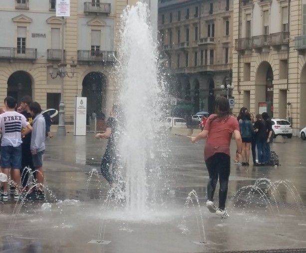 Caldo e afa a Torino, per i bagni nella fontane pubbliche si rischia una multa fino a 150 euro