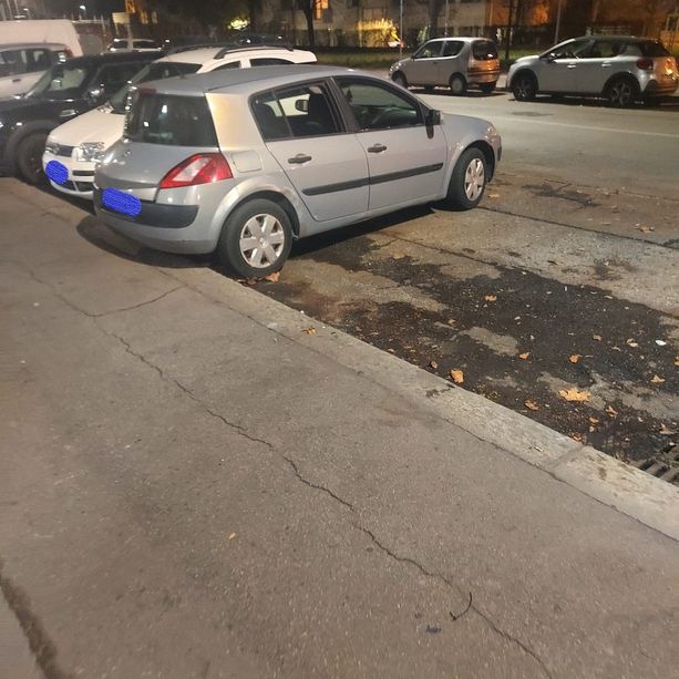 Un machete da 25 centimetri nella macchina vandalizzata in sosta in Barriera di Milano [FOTO]