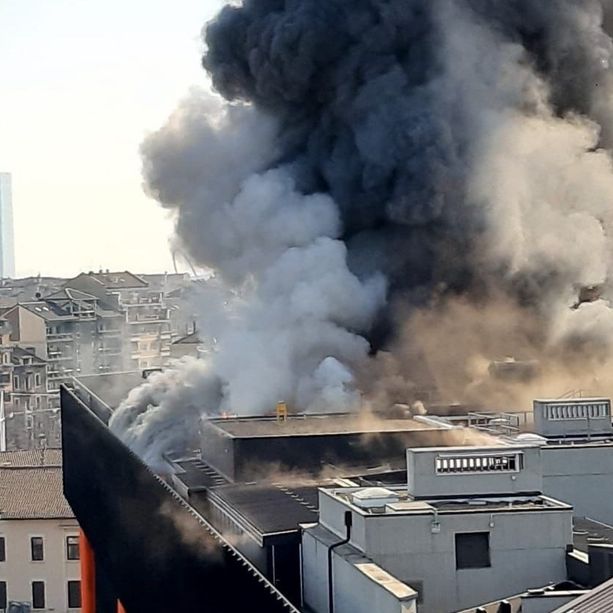 A fuoco l'ex palazzo Fiat in corso Ferrucci: le colonne di fumo si vedono da ogni angolo della città [FOTO e VIDEO]