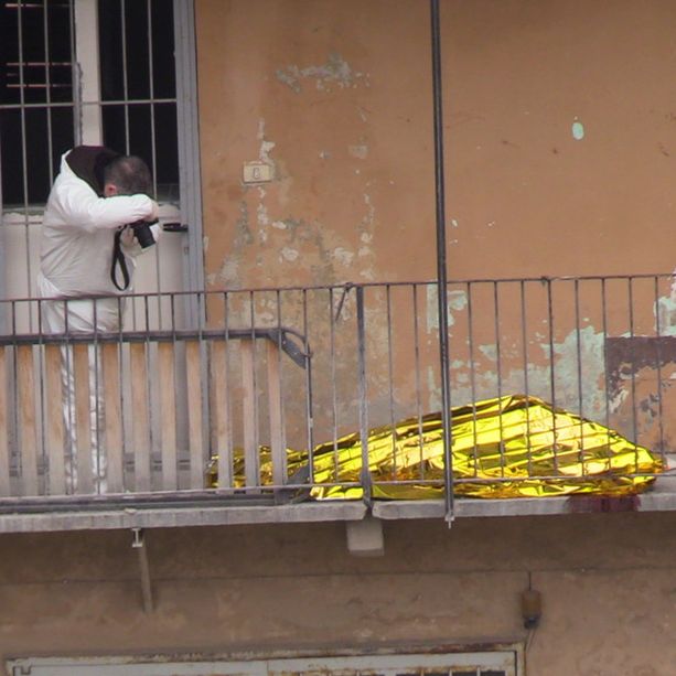 Senegalese trovato morto sul ballatoio, in corso i rilievi della scientifica: dubbi sulle cause del decesso [VIDEO]