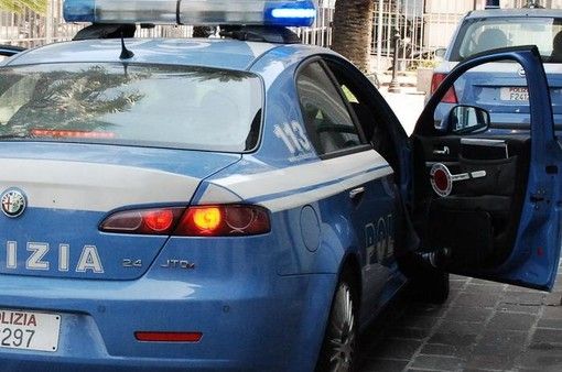 Ubriaco senza patente effettua testacoda con un'auto proprio davanti alla pattuglia della polizia: denunciato