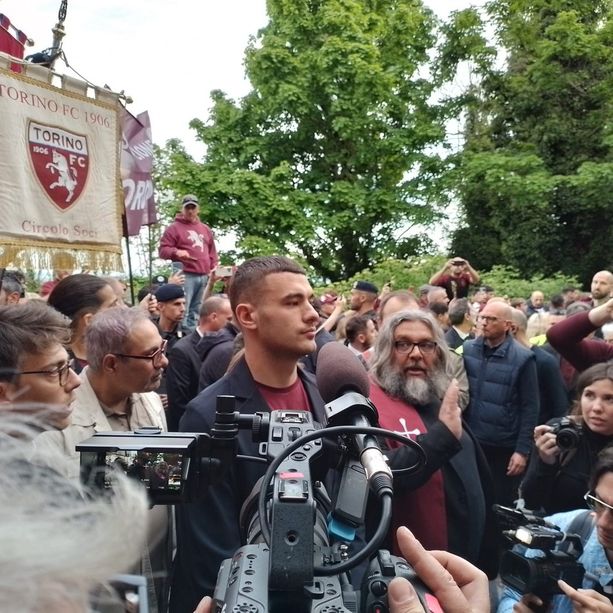 In migliaia a Superga rendono omaggio al Grande Torino: &quot;Invincibili e Immortali&quot;[FOTO]