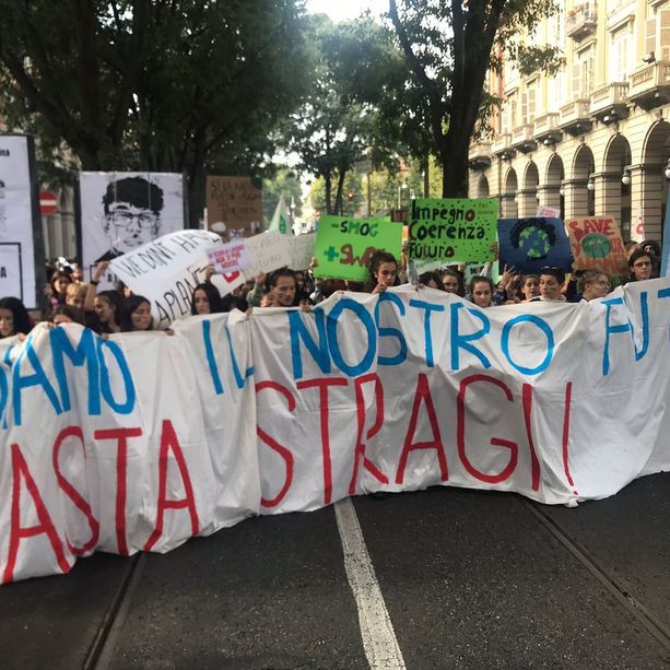 I Fridays tornano a sfilare a Torino: “La politica non si è occupata del clima” [FOTO]