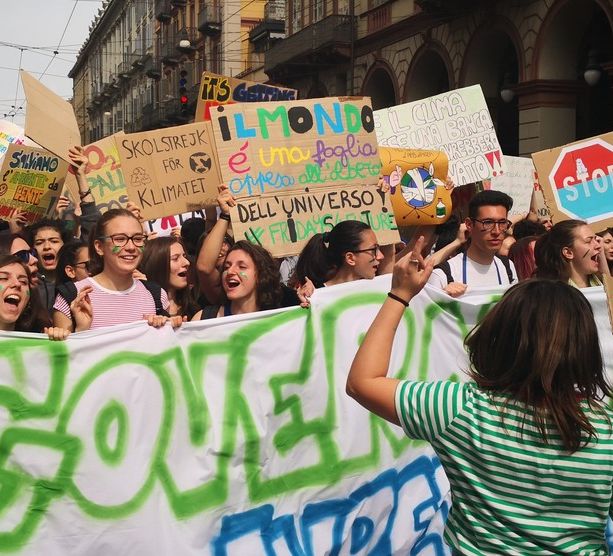Giornata Mondiale dell'Ambiente: anche a Torino tornano in piazza i sostenitori di Greta e portano le scarpe