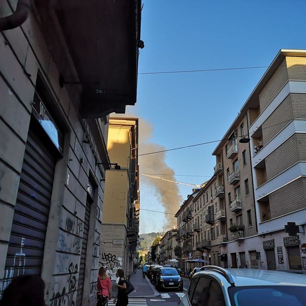 Vistosa colonna di fumo in città: in fiamme alcune baracche a parco Michelotti