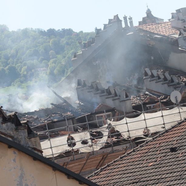 Incendio in Vanchiglia, nessuna previsione di rientro negli appartamenti. Chi stava sotto il tetto ha perso tutto [REPORTAGE]