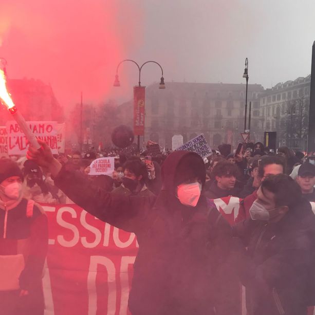 Gli studenti tornano in piazza: “No alla scuola dei padroni”. Migliaia in corteo. Bruciata bandiera di Confindustria [FOTO e VIDEO]