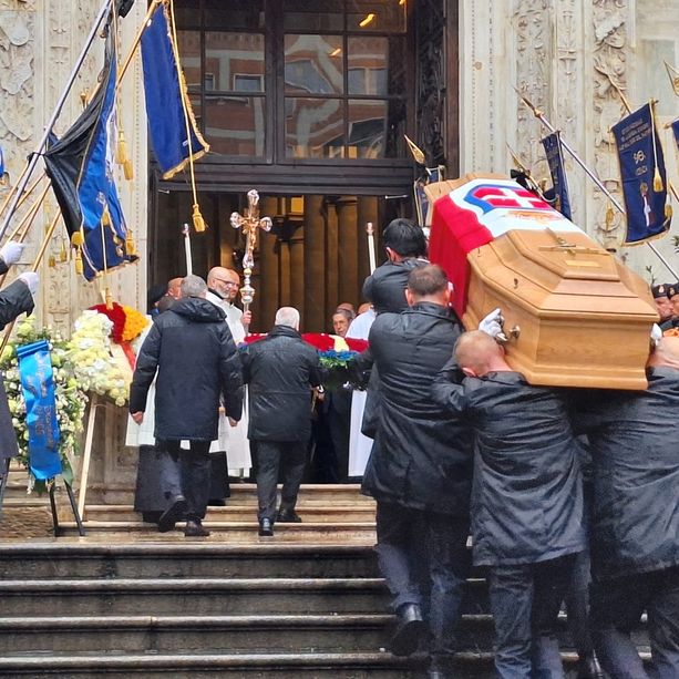 Funerali di Vittorio Emanuele di Savoia: arrivata nel Duomo di Torino la salma, accompagnata dal Principe Emanule Filiberto [FOTO]