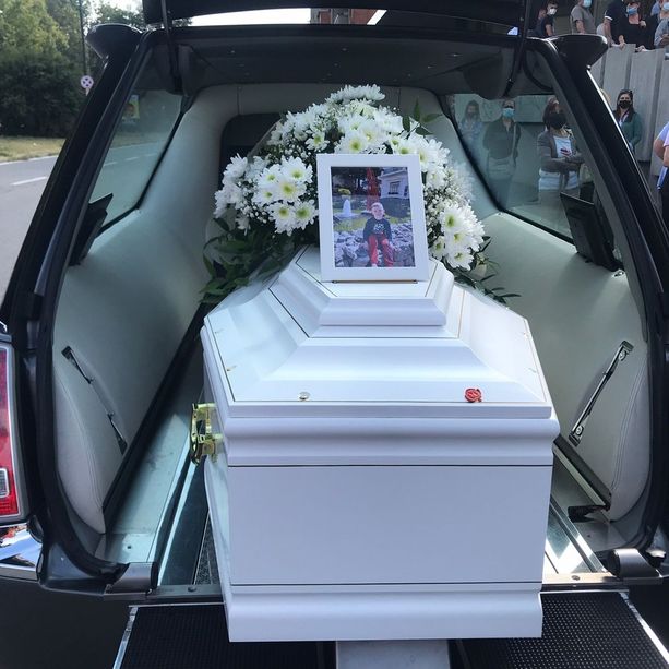 Palazzina crollata: folla commossa al funerale del piccolo Aron [FOTO e VIDEO]