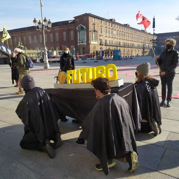 In piazza Castello celebrato il “funerale del futuro” contro la crisi climatica (FOTO e VIDEO)