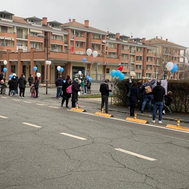 Omicidio di Carmagnola, palloncini liberati in cielo per l'ultimo abbraccio a Teodora e Ludovico [FOTO e VIDEO]