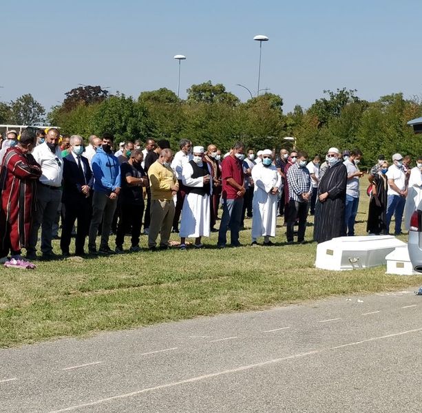 In centinaia ai funerali delle sorelle morte al camping di Marina di Massa. Palloncini bianchi in cielo per Jannat e Malak [FOTO e VIDEO]