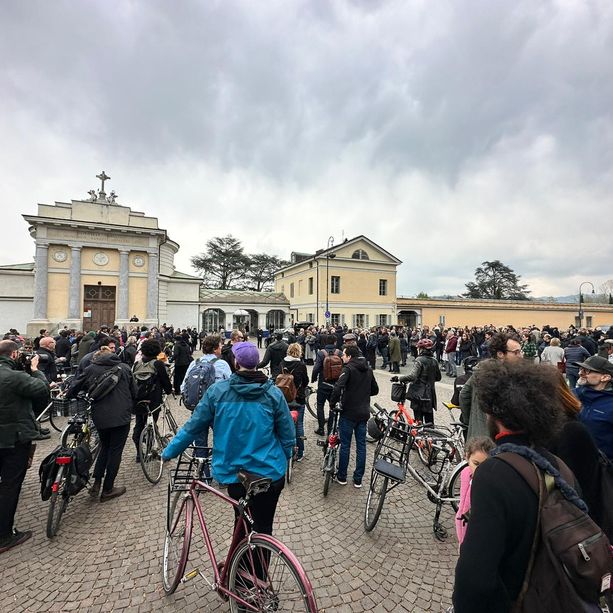 Parole di vita e campanelli di bici per Gabriele: l'ultimo saluto all'attivista ciclabile più sorridente e tenace di Torino [FOTO e VIDEO]