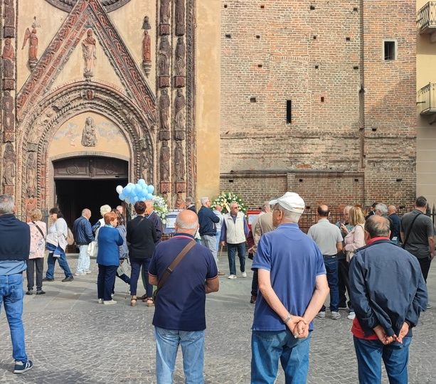 Strage di Brandizzo: folla, palloncini e la maglia della Juve a Chivasso per il funerale di Giuseppe Aversa [FOTO]