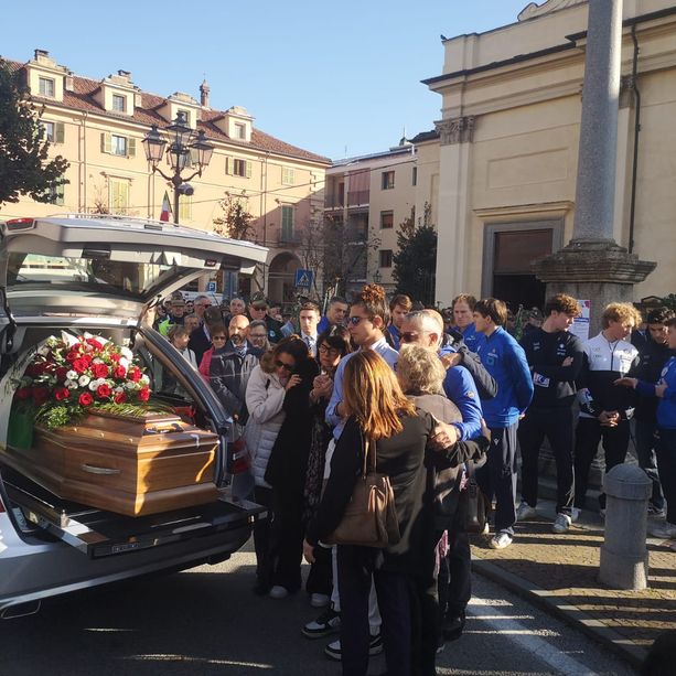 L'ultimo saluto commosso a Matilde Lorenzi: &quot;Ci hai chiamato a un duro lavoro, ti terremo in vita parlando di sicurezza&quot;