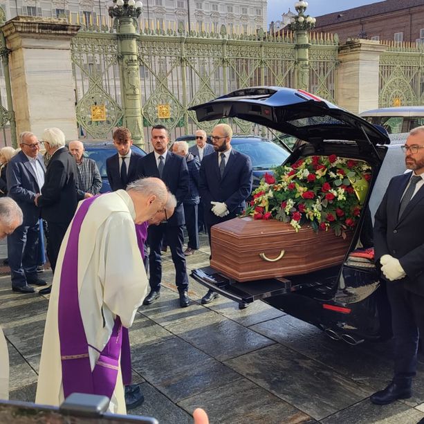 In centinaia a Torino per il funerale di Gianni Vattimo: &quot;La carità è un limite invalicabile&quot;