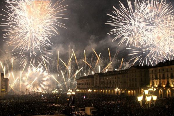 A Capodanno conto alla rovescia con fuochi d'artificio nei cieli di Torino