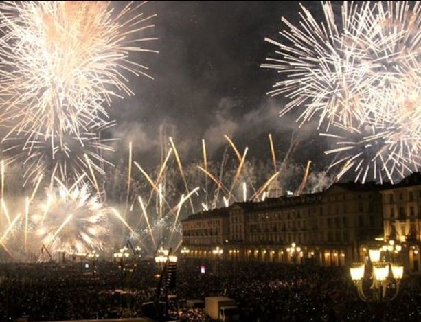 I fuochi di San Giovanni sulle note dei Queen e Vasco: chiusa via Po per lavori, meno pubblico in piazza Vittorio