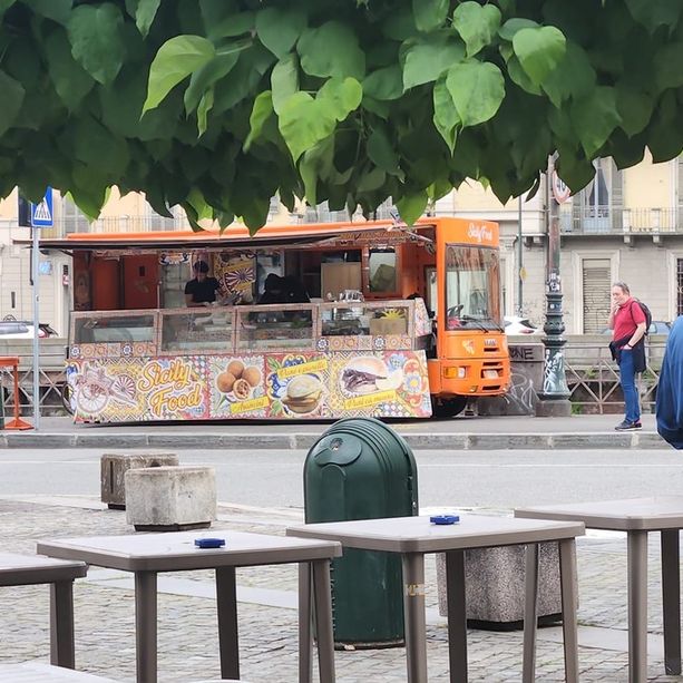 &quot;Paninaro in sosta con il furgone sul marciapiede: denunciamo commercio abusivo su strada&quot;