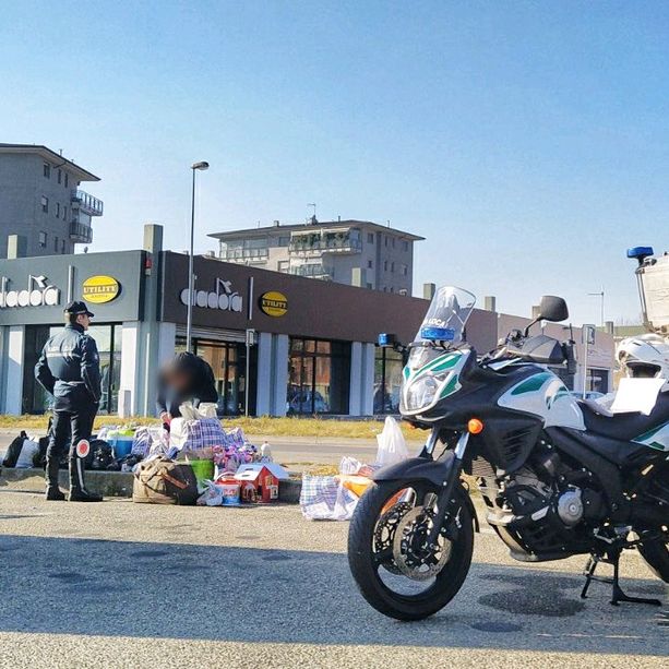 Venaria, scoperta merce sospetta in furgone fermato dalla Polizia Municipale