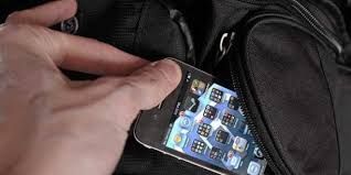 Aggredisce e rapina del cellulare un coetaneo vicino alla fermata della metro di Porta Susa: arrestato un 19enne senza fissa dimora