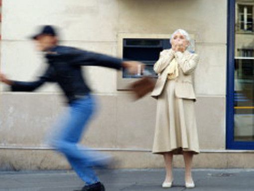 Prendono a calci una donna per rubarle la borsetta: in manette due persone al Valentino