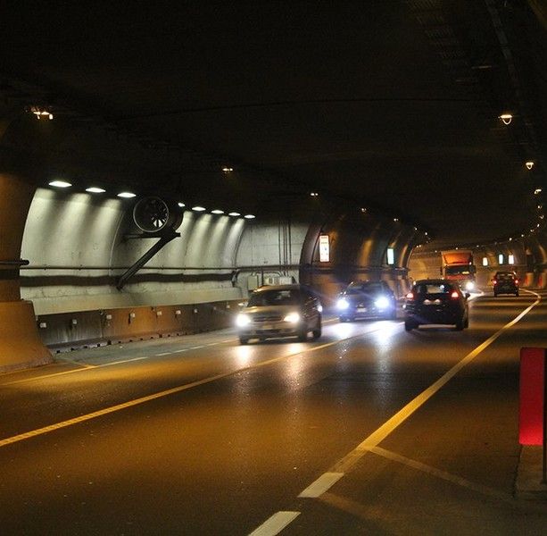 Avigliana, violento scontro tra un'auto e un tir in galleria: un ferito grave