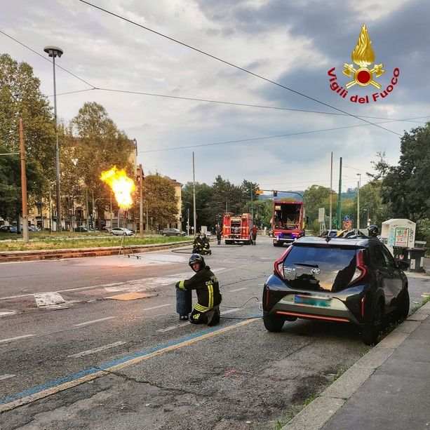 Bombola di Gpl abbandonata in corso Regina Margherita: i vigili del fuoco la fanno &quot;bruciare&quot; per due ore