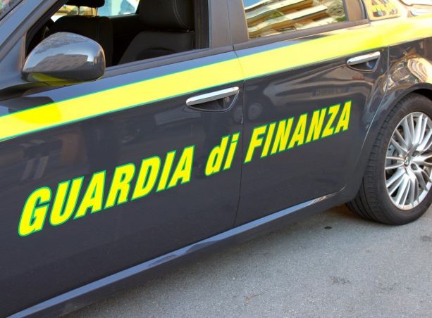 Zanne d’elefante e corallo rosso per creare manufatti destinati al mercato clandestino: denunciata coppia di imprenditori cinesi