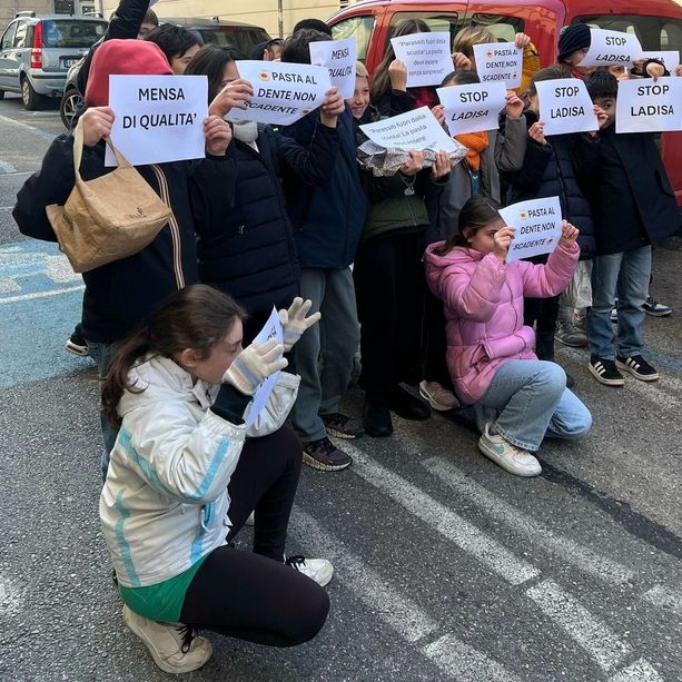 Torino, insetti nel piatto della mensa scolastica: genitori e bimbi mangiano in strada per protesta