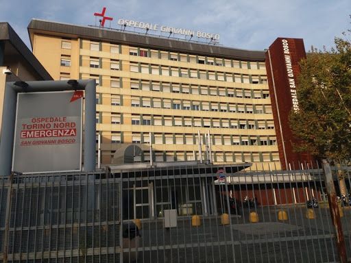 Incidente stradale in via Reiss Romoli: auto contro un palo, muore una donna