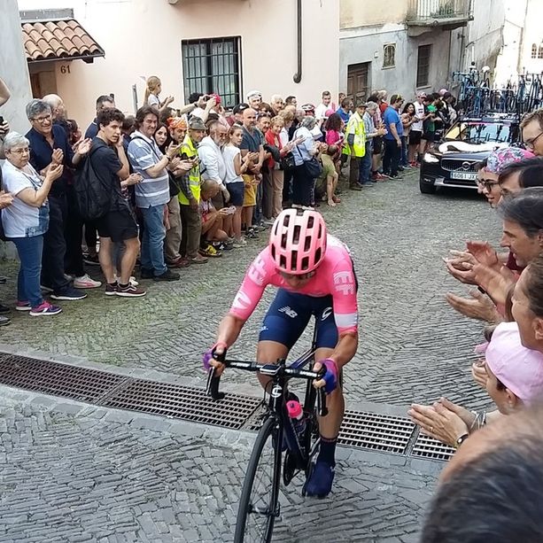 Domani il Giro arriva nel Pinerolese senza festa: traguardo a Sestriere