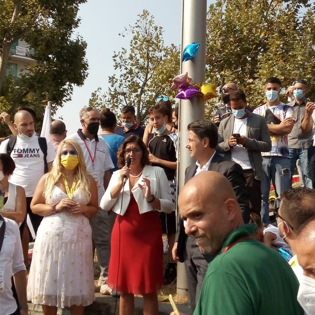 Bagno di folla a Nichelino per Giuseppe Conte, che attacca la Lega e 'incorona' Sara Sibona (FOTO e VIDEO)