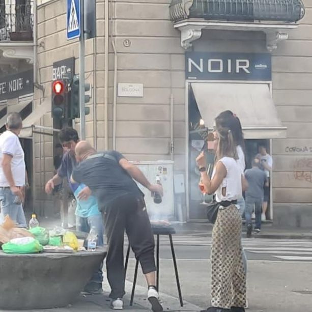 Torino, ennesima follia urbana ad Aurora: ecco la grigliata in largo Brescia [FOTO]