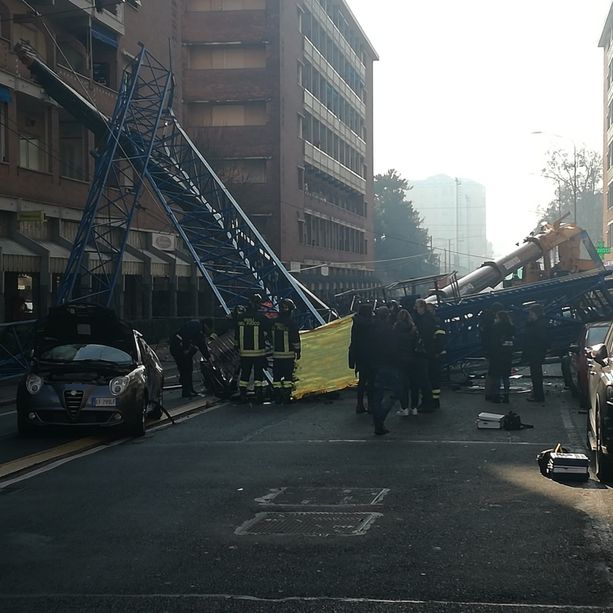 Tragedia in via Genova: crolla una gru impegnata in un cantiere, morti tre operai: avevano 54, 52 e 20 anni (VIDEO)