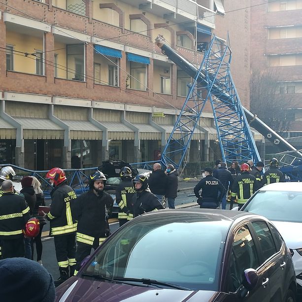 Tragedia in via Genova, la solidarietà delle famiglie delle vittime della Thyssen: &quot;Strage senza fine&quot;