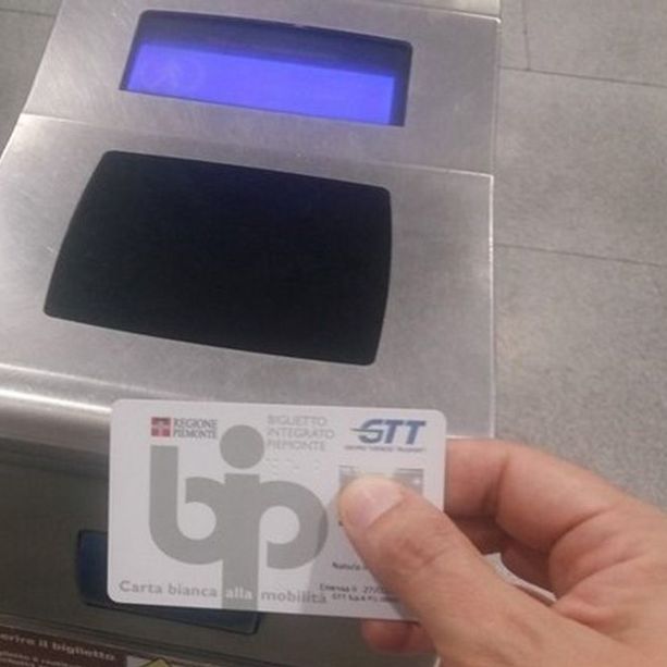 Dal 1° ottobre a Torino aumentano le strisce blu e i biglietti bus: tutte le tariffe
