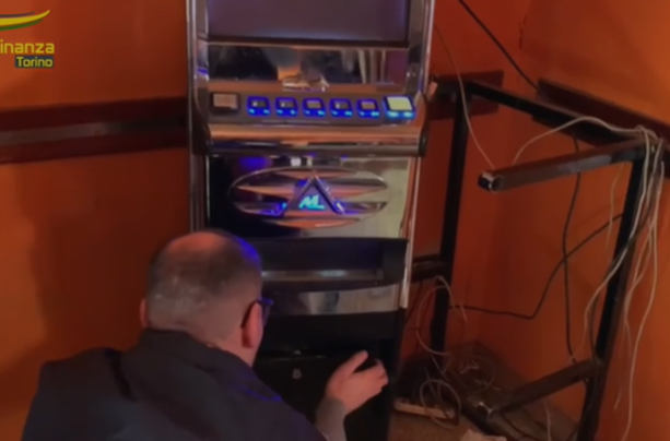 A Parella il bar nascondeva una sala slot nel retro e il proprietario prendeva la pensione di cittadinenza: evasi oltre 3 milioni