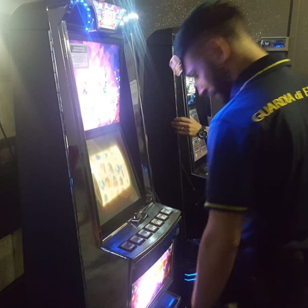 In via Sospello le slot erano &quot;travestite&quot; da Tetris, ma non hanno ingannato la Gdf: multa e sequestro [FOTO e VIDEO]